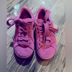 Purple suede girls Puma sneaker